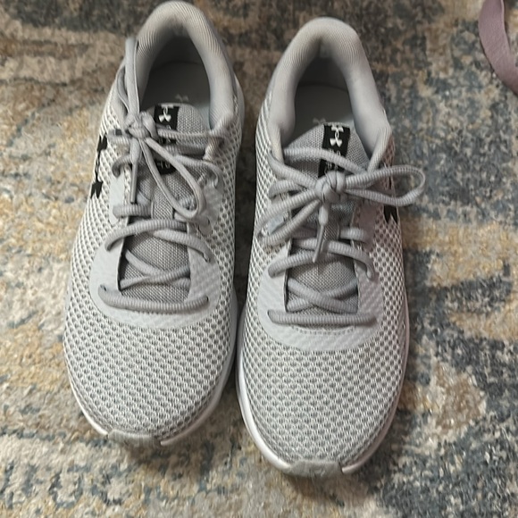 Women’s Under Armour sneaker size 8 - Picture 2 of 5